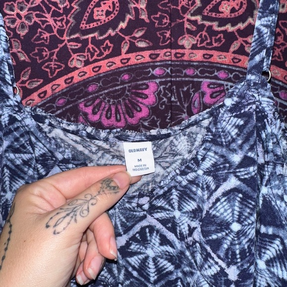 Old Navy Black Fitted Camisole Top - Picture 2 of 4